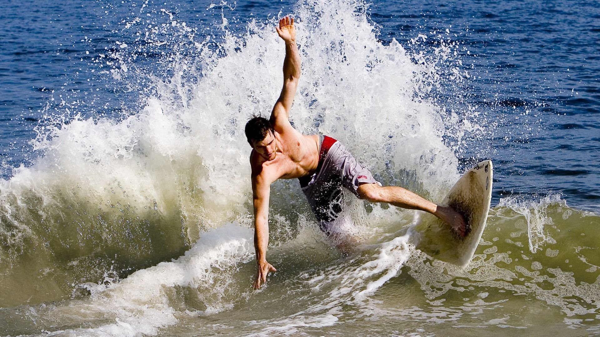 【犯规解析】比赛中那些令人尴尬的犯规瞬间集锦，犯规的规则